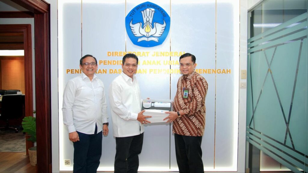 Bupati Bandung Dadang Supriatna saat berdiskusi dan menyerahkan berkas usulan penataan pendidikan kepada pejabat Kemendikdasmen RI di Jakarta, Rabu (20/5/2026).