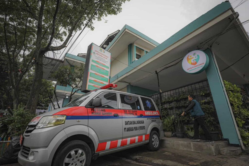 Petugas sanitasi dari Dinkes Kota Bandung saat melakukan pemeriksaan kebersihan lingkungan dan pemasangan alat deteksi vektor tikus di area permukiman warga.