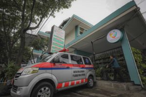 Petugas sanitasi dari Dinkes Kota Bandung saat melakukan pemeriksaan kebersihan lingkungan dan pemasangan alat deteksi vektor tikus di area permukiman warga.