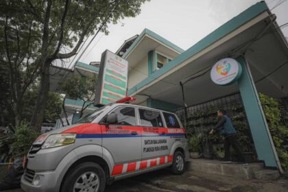 Petugas sanitasi dari Dinkes Kota Bandung saat melakukan pemeriksaan kebersihan lingkungan dan pemasangan alat deteksi vektor tikus di area permukiman warga.