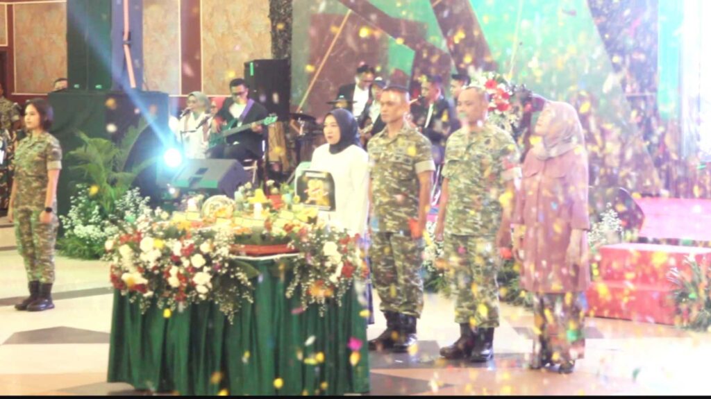 Prosesi pemotongan tumpeng Syukuran HUT Ke-80 Kodam III/Siliwangi yang dilaksanakan oleh istri prajurit Kodam III/Siliwangi.