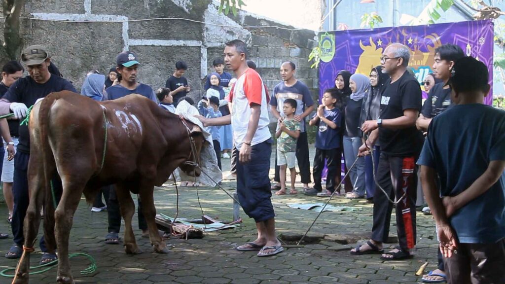 Panitia DKM Al-Fauziyah memeriksa data distribusi hewan kurban pada Idul Adha 1447 H.