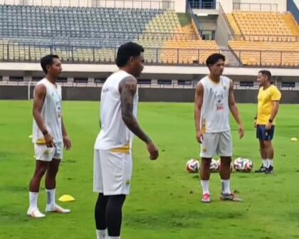 Pemain Persib menjalani sesi recovery dan latihan taktik di Stadion Gelora Bandung Lautan Api.