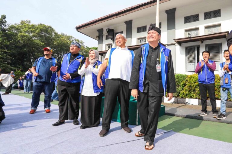 Sekda Kota Bandung Iskandar Zulkarnain bersama Kadinkes Sony Adam dan atlet basket nasional Timo berfoto bersama para siswa saat kampanye "No Nicotine No Ribet" di SMAN 20 Bandung, Kamis (21/5/2026).