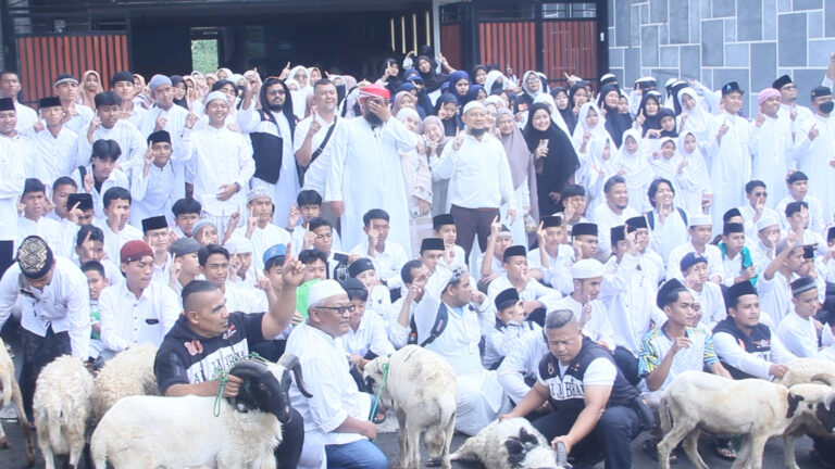 Penyerahan santunan dan hewan kurban oleh pengurus MT Al Jabbar 86 menjelang Idul Adha 1447 H.