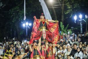 Suasana kemeriahan Kirab Milangkala Tatar Sunda di Gedung Sate Bandung