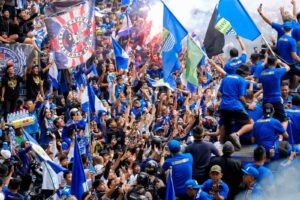 lautan Bobotoh yang mengibarkan bendera Persib saat pawai kemenangan di jalanan Kota Bandung.