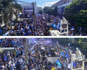 Suasana lautan biru ratusan ribu Bobotoh memadati Jalan Asia Afrika Bandung menyambut konvoi Mapag Persib Juara 24 Mei 2026.