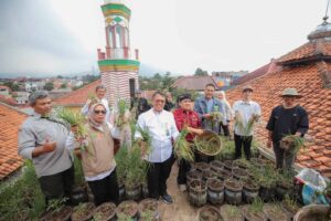 Kepala BPN Kota Bandung Yayat Ahadiat Awaludin bersama pengurus DKM memamerkan hasil panen bawang merah melimpah di pekarangan Masjid Al-Hidayah, Pasirbiru, Cibiru, Kamis (21/5/2026).
