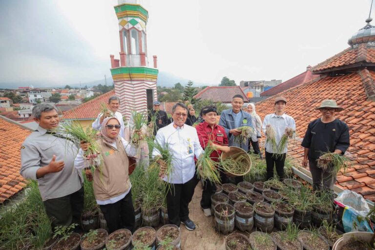 Kepala BPN Kota Bandung Yayat Ahadiat Awaludin bersama pengurus DKM memamerkan hasil panen bawang merah melimpah di pekarangan Masjid Al-Hidayah, Pasirbiru, Cibiru, Kamis (21/5/2026).