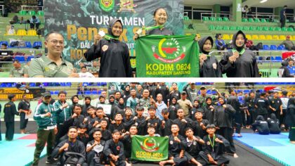 Dandim 0624/Kabupaten Bandung Letkol Kav Samto Betah bersama tim pencak silat peraih Juara Umum II Piala Pangdam III/Siliwangi 2026.