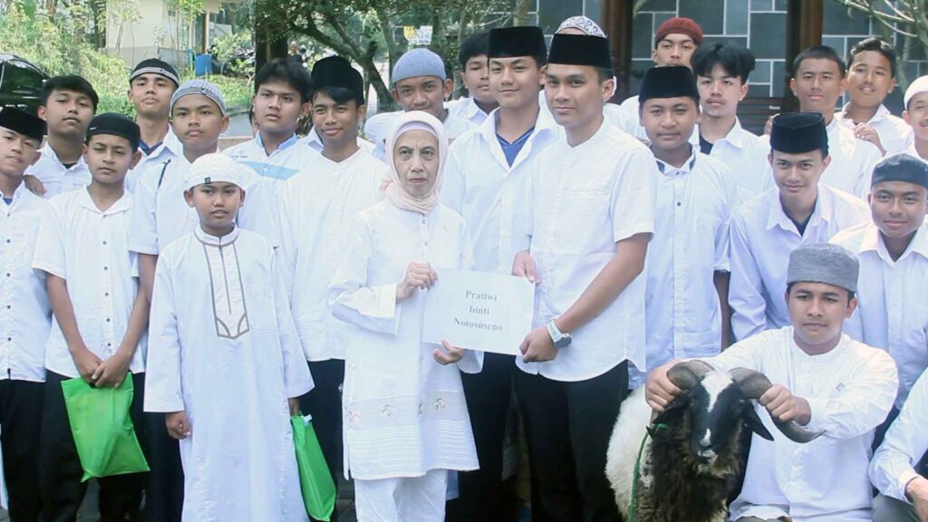 penyerahan simbolis hewan kurban oleh jemaah MT Al Jabbar 86 kepada santri yatim dan dhuafa binaan.
