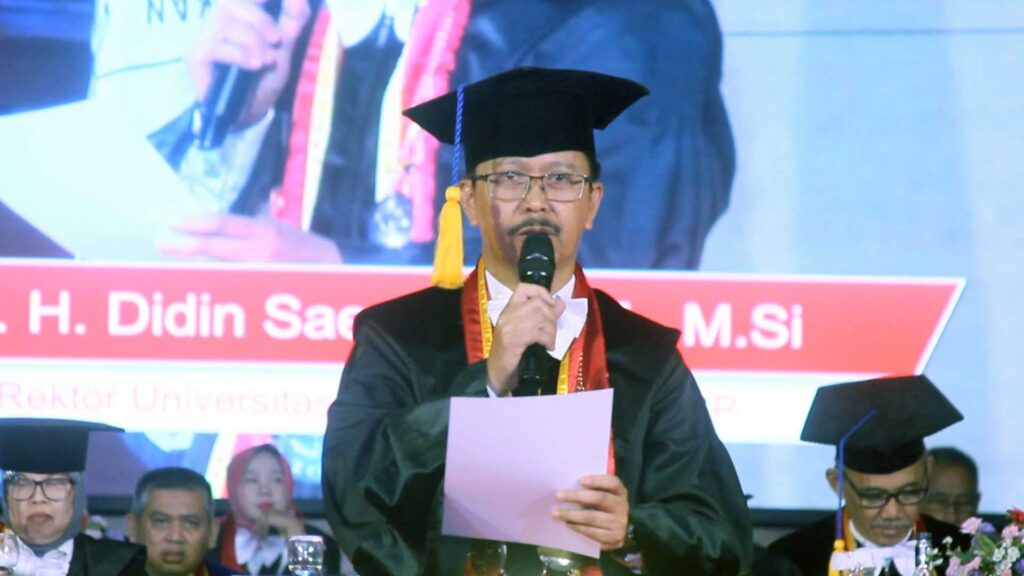 Rektor USB YPKP Dr Didin Saepudin memberikan sambutan pada wisuda lulusan di Bandung