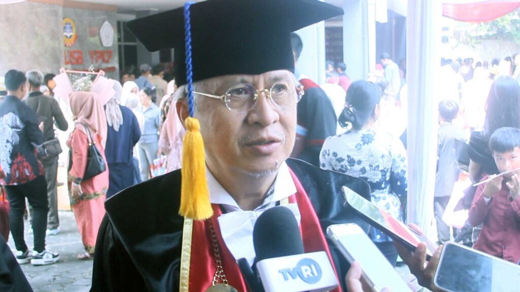 Ketua Yayasan USB YPKP Bandung, Dr. Ricky Agusiady. Ia mengingatkan para alumni bahwa momen kelulusan ini bukanlah titik henti, melainkan gerbang awal untuk mendedikasikan ilmu kepada masyarakat luas.