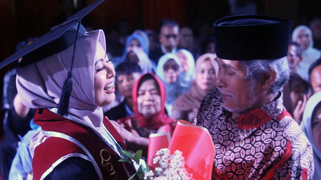 Suasana haru wisudawan Universitas Sangga Buana saat memeluk orang tua