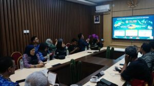 Rapat koordinasi Disdik Kota Bandung bersama para camat se-Kota Bandung terkait pembekalan materi luar ruang dan penyerahan spanduk informasi alur SPMB 2026/2027 di Kantor Disdik, Rabu (20/5/2026).