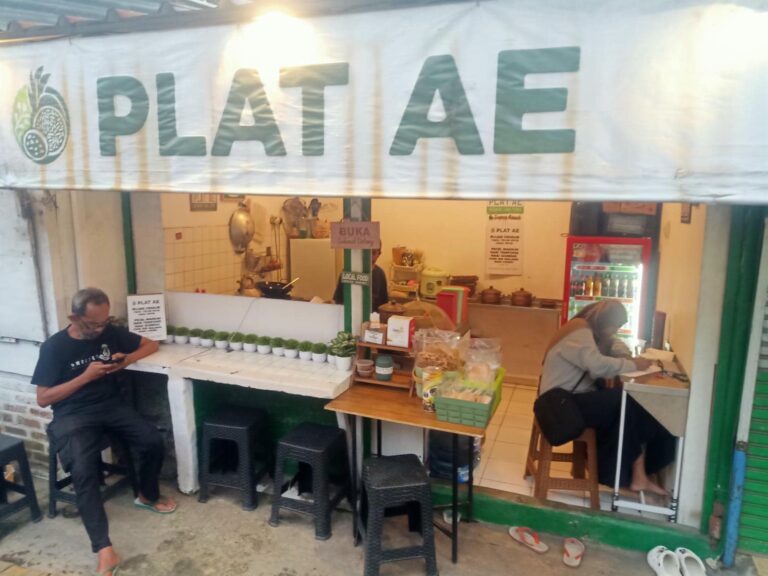 Suasana bagian depan Warung PLAT AE di Jalan Palasari, seberang Toko Kopi Choen Bandung, yang menyediakan berbagai kuliner khas Jawa Timur.