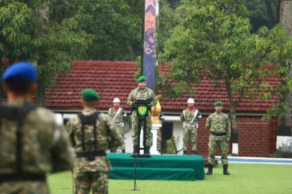 Kasdam III/Siliwangi Brigjen TNI Agus Bakti saat membacakan amanat tertulis Menkomdigi RI pada Upacara Peringatan Hari Kebangkitan Nasional ke-118 di Lapangan Makodam III/Siliwangi, Bandung, Rabu (20/5/2026).