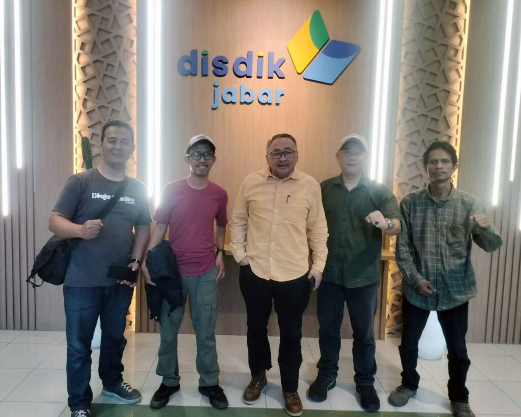 Ketua Komisi V DPRD Jabar, H. Yomanius Untung, bersama jurnalis Forum Wartawan Pendidikan Jabar saat setelah memberikan keterangan pers terkait evaluasi SPMB Jabar 2026, Jumat (5/6/2026).