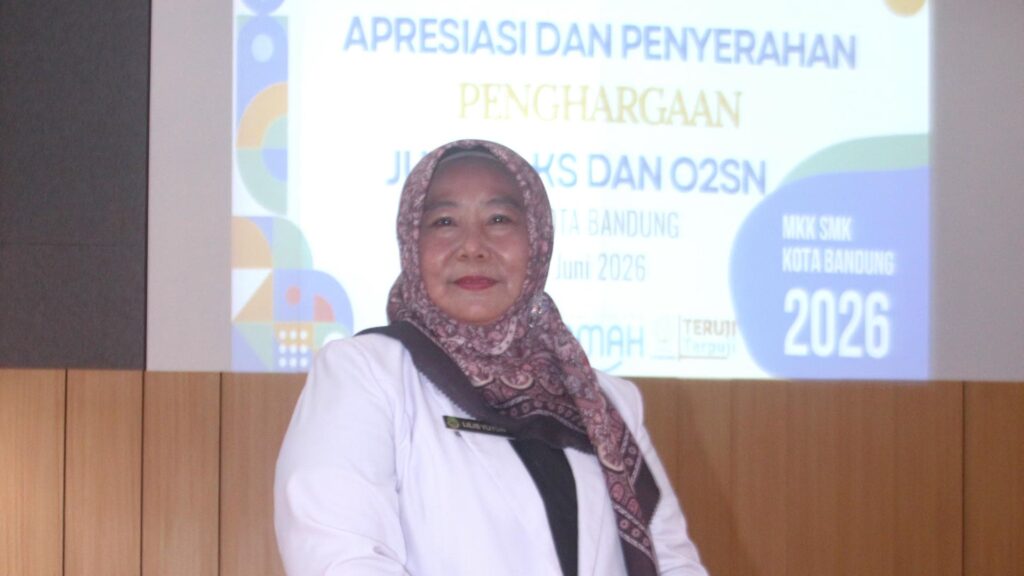 Ketua Kontingen LKS Kota Bandung, Dra. Lilis Yuyun, M.M.Pd., menjelaskan bahwa agenda hari ini khusus difokuskan pada penyerahan penghargaan piala dan sertifikat untuk kategori LKS dan O2SN.