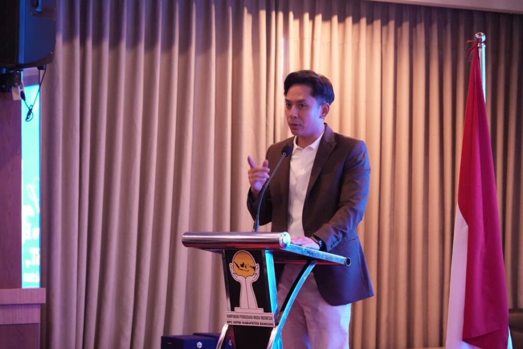 Ketua Umum BPD HIPMI Jawa Barat, Radityo Egi Pratama. Dalam orasinya, Egi menguraikan bahwa Kabupaten Bandung menyimpan potensi lanskap ekonomi yang sangat melimpah.
