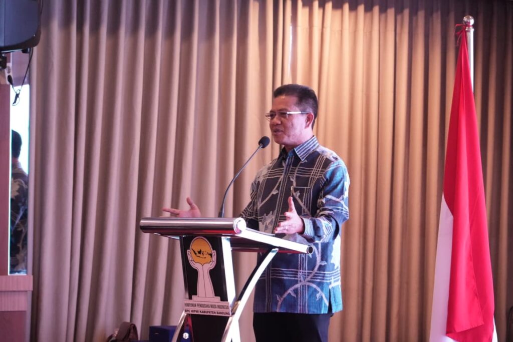 Dadang Supriatna memaparkan posisi strategis yang diemban oleh jajaran pengusaha muda.