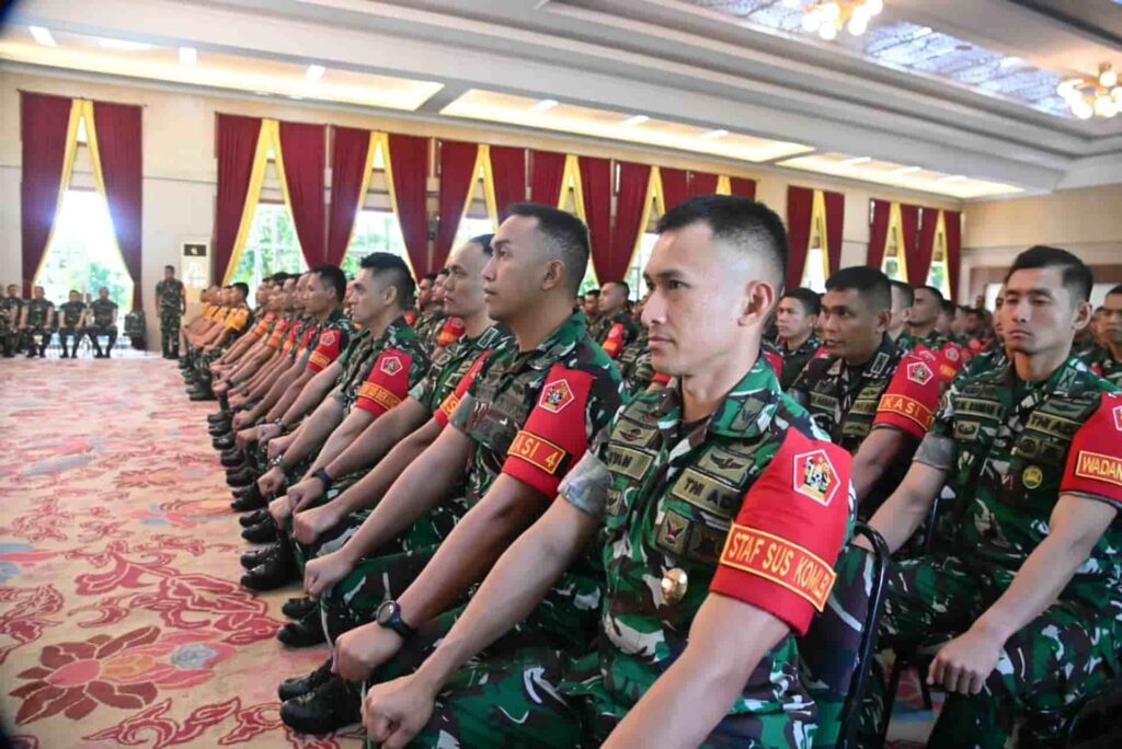 UPACARA PEMBUKAAN LATPOSKO I: Suasana khidmat upacara pembukaan Latihan Posko (Latposko) I Sekolah Antar Kecabangan Tingkat Brigade bagi Perwira Siswa Pendidikan Lanjutan Perwira (Diklapa) Kecabangan TNI AD Gelombang I TA 2026 yang dipimpin langsung oleh Dankodiklatad Letjen TNI Dr. Mohamad Hasan, S.H., M.H., di Gedung Grha Yuddha Wastu Pramukha Pussenif, Kota Bandung, Senin (8/6/2026).