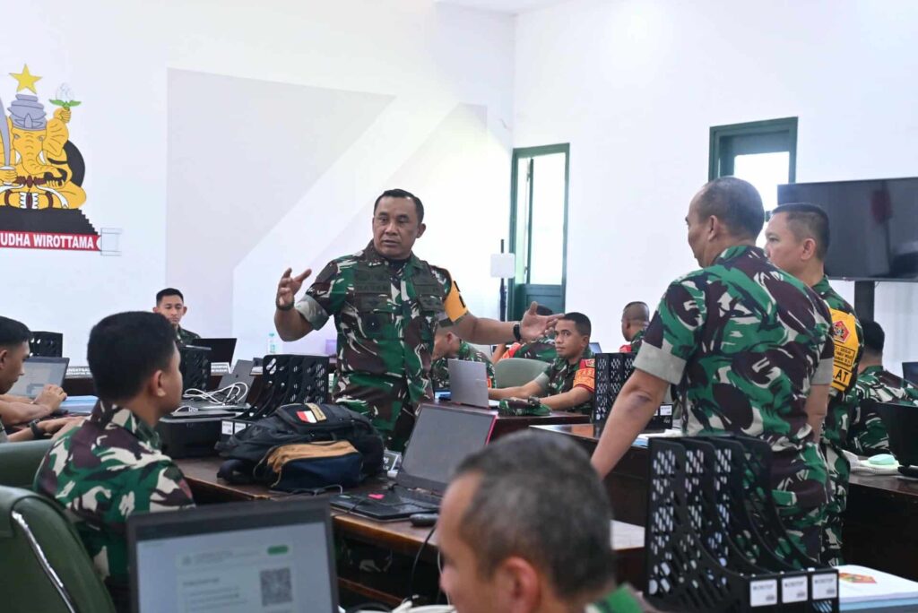 TINJAU FASILITAS LATIHAN: Komandan Kodiklatad Letjen TNI Dr. Mohamad Hasan, S.H., M.H. (tengah), didampingi sejumlah pejabat utama jajaran Kodiklatad, meninjau kesiapan fasilitas ruangan dan perangkat taktis simulasi usai membuka Latihan.