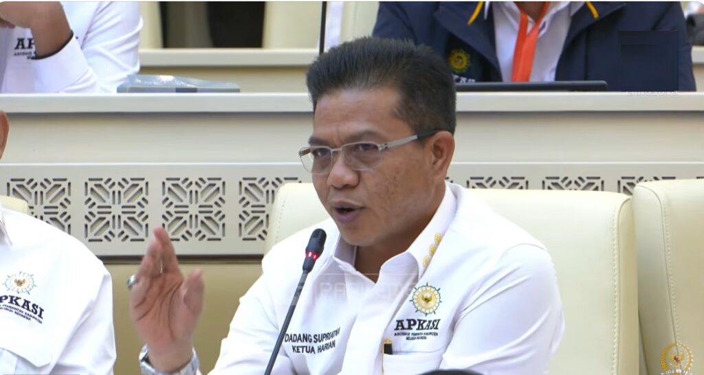 Bupati Bandung Dadang Supriatna saat menyampaikan aspirasi mengenai rekrutmen PPPK dan anggaran daerah dalam RDPU bersama Komisi II DPR RI