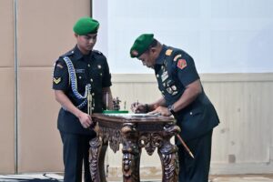 Dankodiklatad Letjen TNI Mohamad Hasan memimpin prosesi serah terima jabatan Danpoltekad di Bandung.