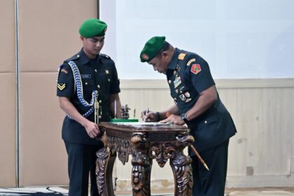 Dankodiklatad Letjen TNI Mohamad Hasan memimpin prosesi serah terima jabatan Danpoltekad di Bandung.