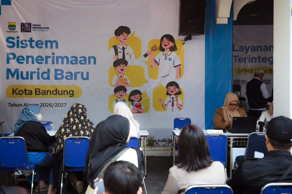 Sekretaris Disdik Kota Bandung Edy Suparjoto saat meninjau Desk Layanan Terpadu SPMB Kota Bandung 2026