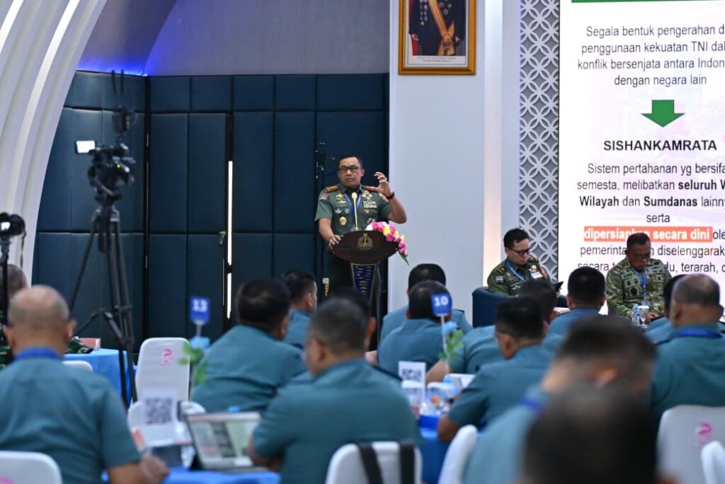 Dankodiklatad Letjen TNI Mohamad Hasan saat memaparkan materi gerilya modern di Dialog Strategis TNI AL