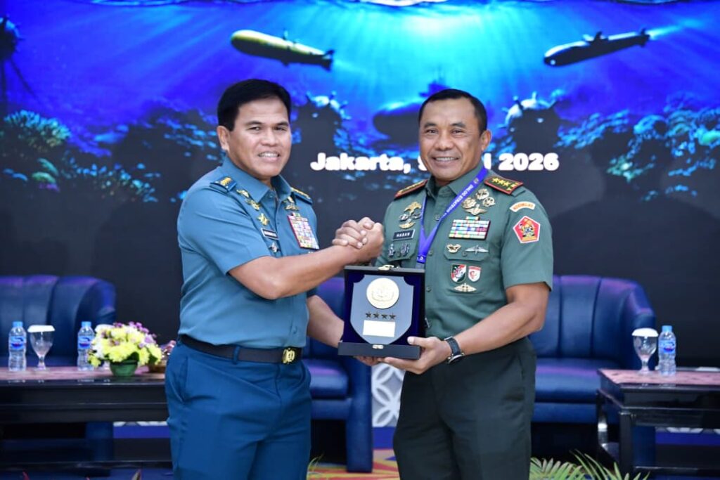 Komandan Kodiklatad, Letjen TNI Dr. Mohamad Hasan, S.H., M.H., menerima cenderamata dari Kepala Staf Angkatan Laut (Kasal), Laksamana TNI Dr. Muhammad Ali, S.E., M.M., M.Tr.Opsla.