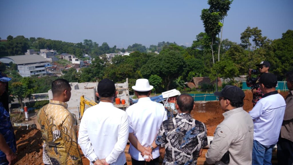 Bupati Bandung Dadang Supriatna didampingi Kepala DPUTR Zeis Zultaqawa memimpin groundbreaking RSUD Bedas Cimenyan, Rabu (10/6/2026).