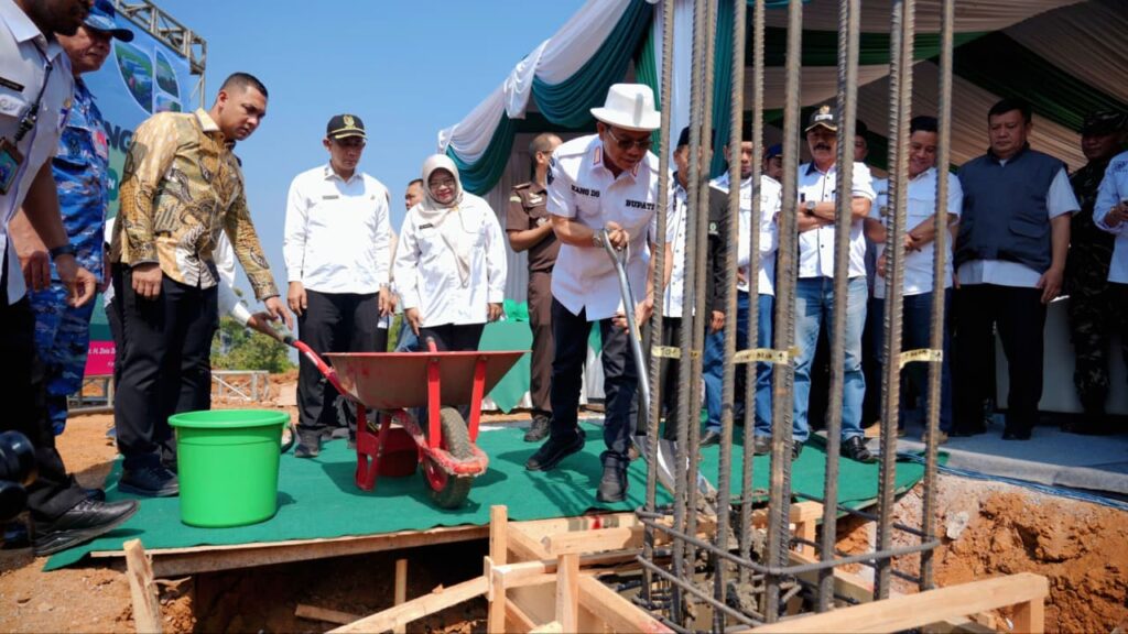 Bupati Bandung Dadang Supriatna saat peletakan batu pertama RSUD Bedas Cimenyan