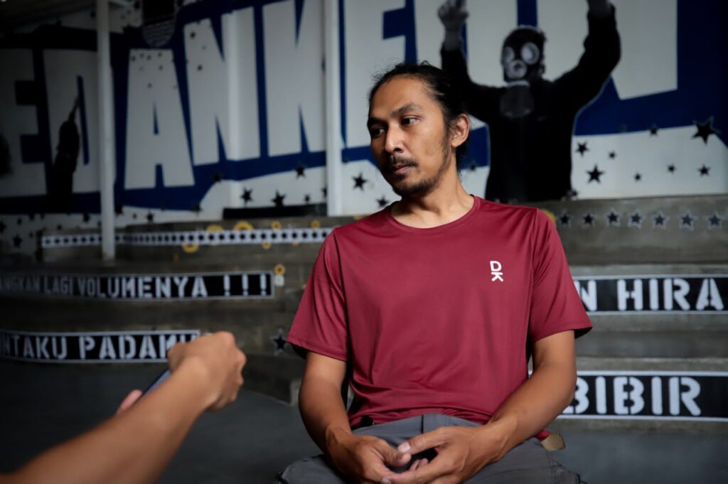 Kurator Grey Art Gallery, Angga Aditya Atmadilaga, mengungkapkan bahwa inisiatif ini berawal dari keresahan para seniman lokal yang memiliki kecintaan mendalam terhadap Pangeran Biru.