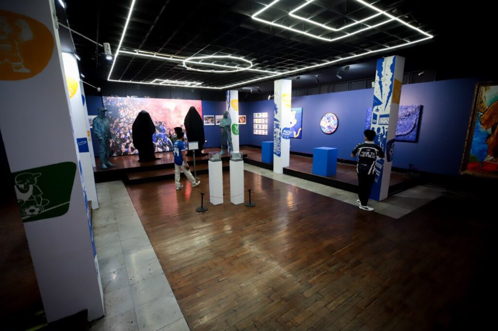 Suasana pameran seni bertajuk "Kultura Persib" yang digelar di Grey Art Gallery, Jalan Braga No. 47, Kota Bandung.