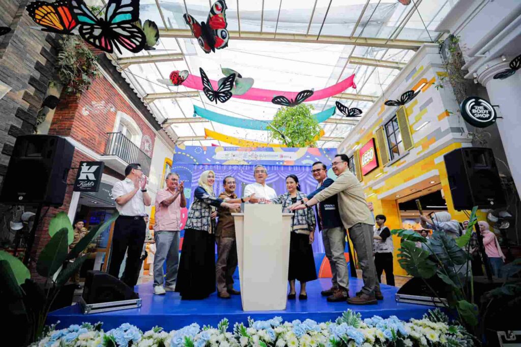 Wali Kota Bandung Farhan melihat produk lokal di stan Pasar Kreatif dalam pembukaan Bulan Belanja Bandung 2026 di PVJ Mal