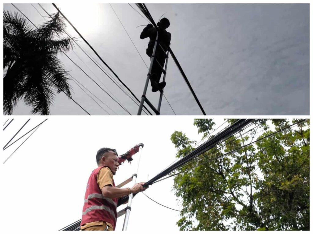 Petugas PT Bandung Infra Investama saat mempersiapkan infrastruktur ducting bawah tanah di Jalan Asia Afrika