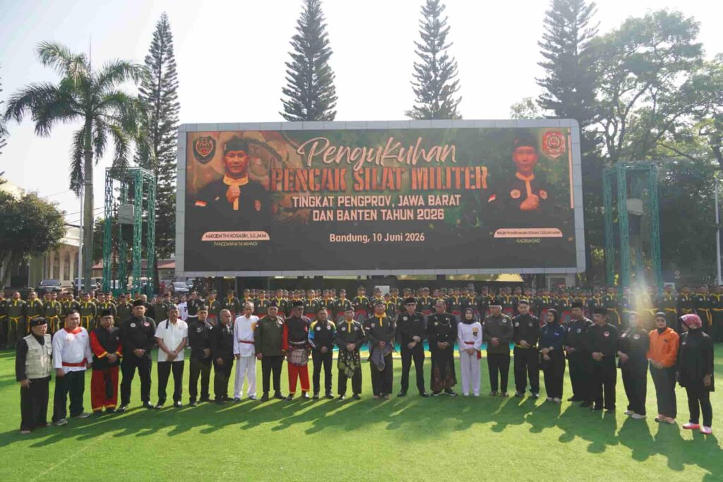 Pangdam III/Siliwangi Mayjen TNI Kosasih memimpin pengukuhan pengurus Pencak Silat Militer