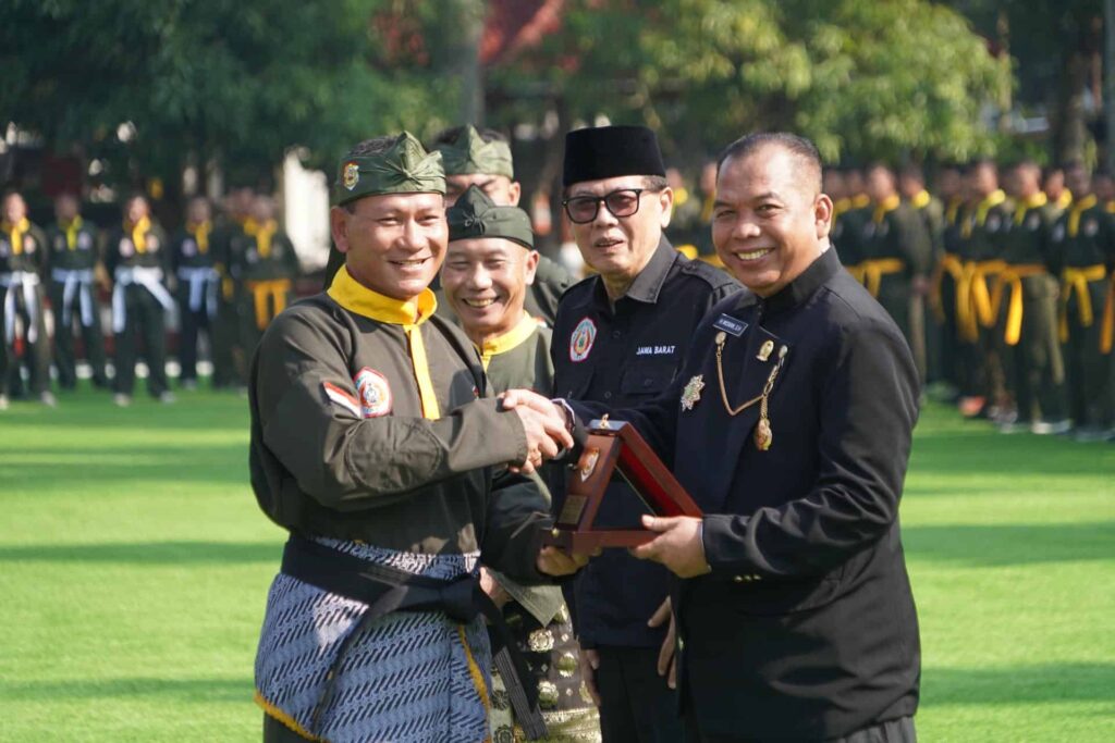 Pangdam III/Siliwangi Mayor Jenderal TNI Kosasih saat mengukuhkan kepengurusan Pencak Silat Militer (PSM) di Lapangan Serka Dedy Unadi, Makodam III/Siliwangi, Bandung, Rabu (10/6/2026).