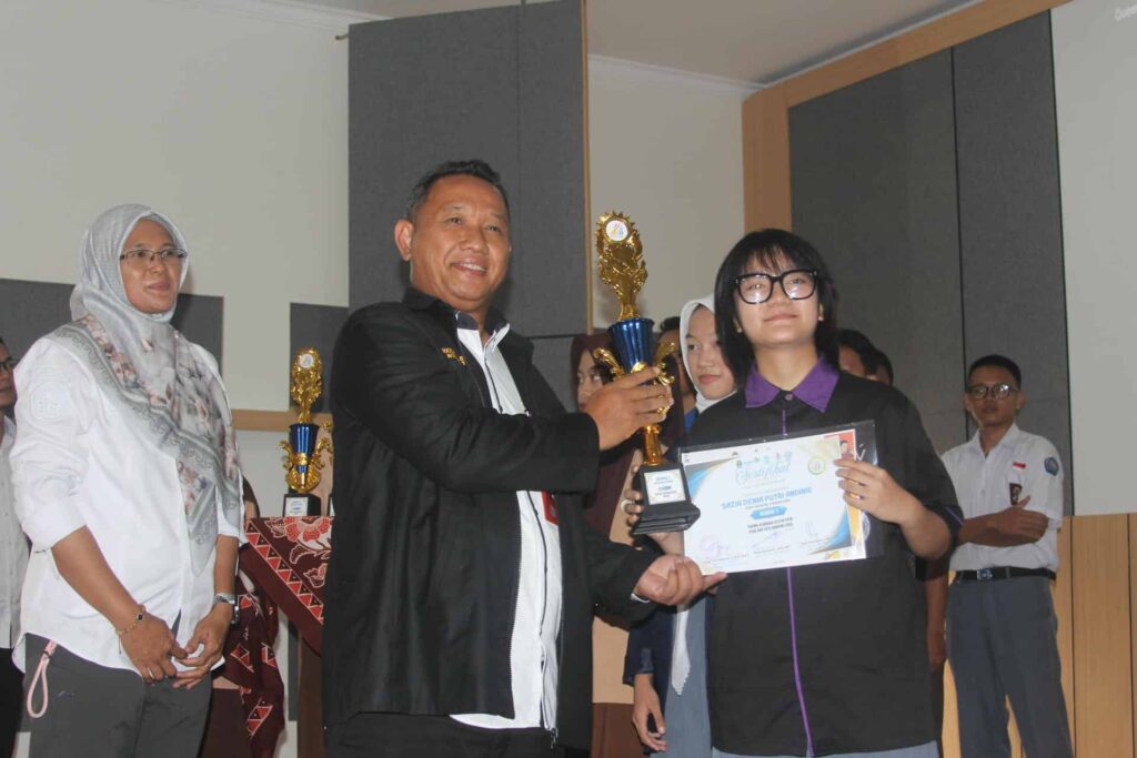 Ketua MKKS SMK Kota Bandung Rony Harimurti, S.Pd., M.M. menyerahkan piala LKS O2SN Kota Bandung 2026.