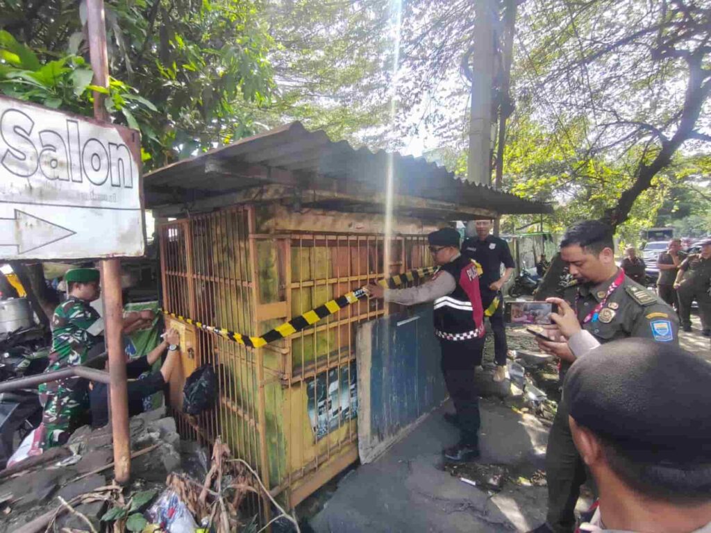 Sinergi Satpol PP Kota Bandung bersama perwakilan BIN dan Polrestabes Bandung dalam sinkronisasi data penertiban.