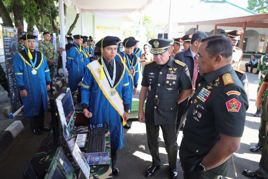 Dankodiklatad Letjen Mohamad Hasan Wisuda Poltekad 2026 3