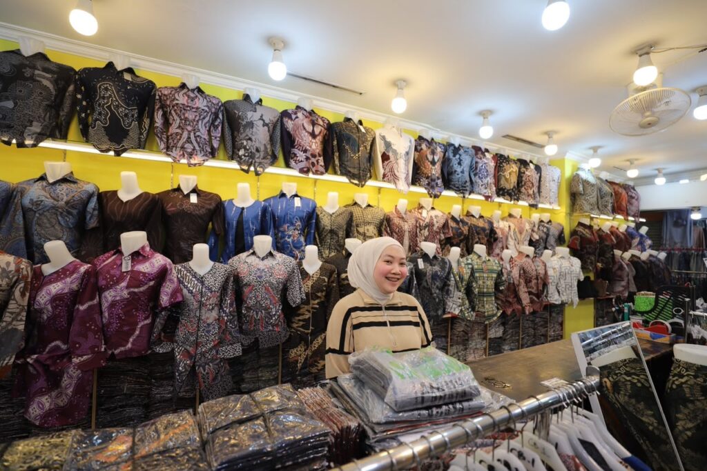 Suasana Belanja Wisatawan Pasar Baru Bandung