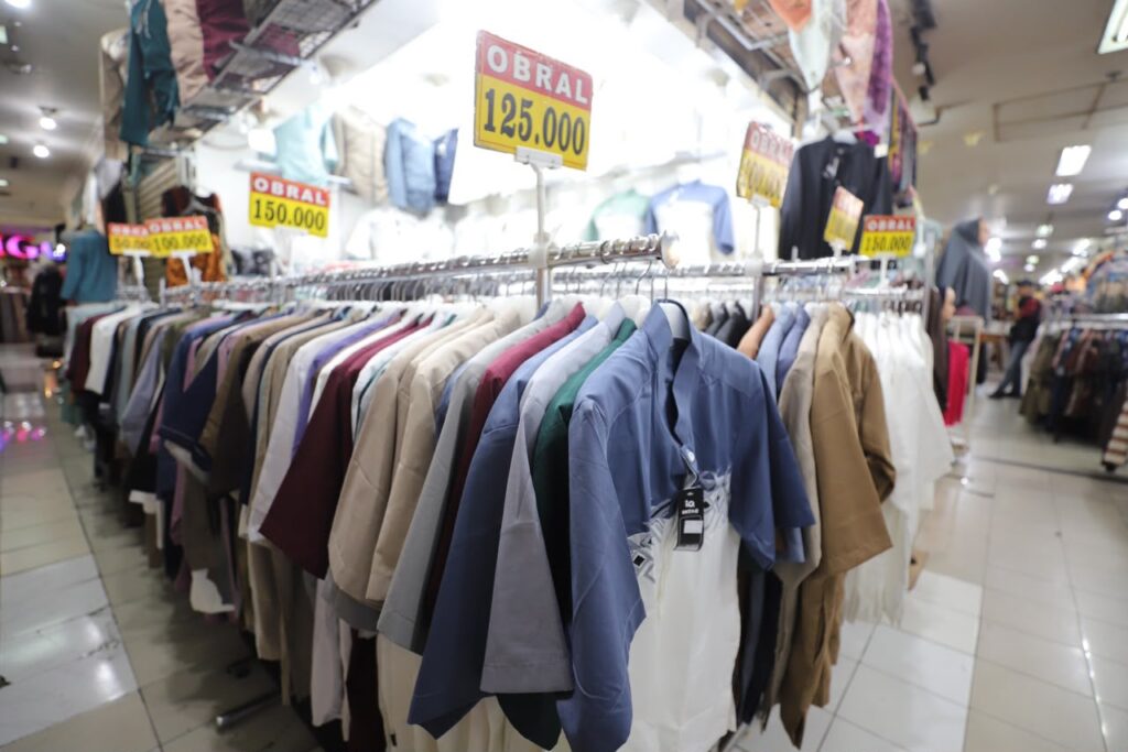 Suasana Belanja Wisatawan Pasar Baru Bandung 2