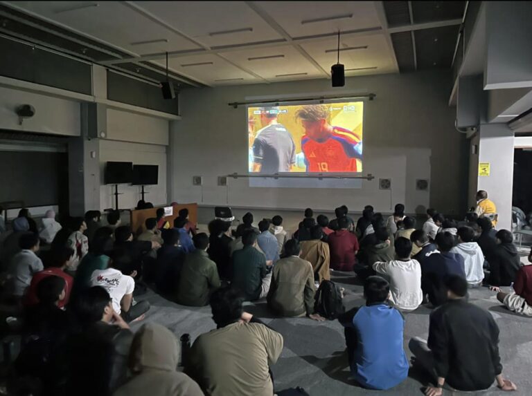 Suasana Nobar Piala Dunia 2026 Masjid Salman Itb