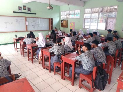 Para Siswa SMAN 4 Cimahi Mengikuti Kegiatan Pembelajaran Di Kelas Dengan Penerapan Aturan Pembatasan Penggunaan Gawai Yang Ketat Ok
