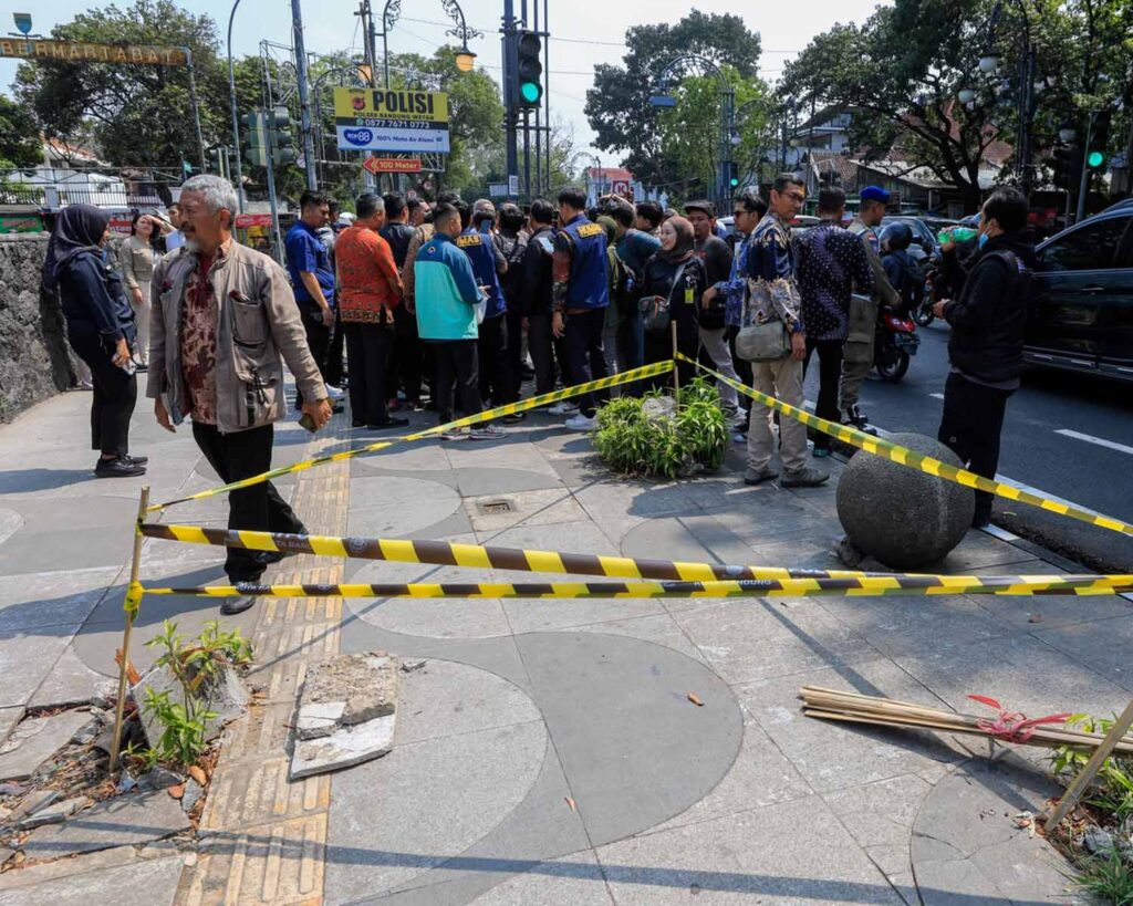 TKP Penebangan Pohon Di Jalan Riau Kini Di Garis Polisi
